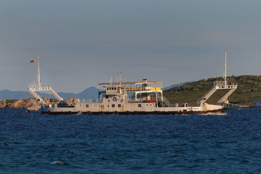 Trajekt „Trideseti avgust“ otežano manevriše kod Hvara