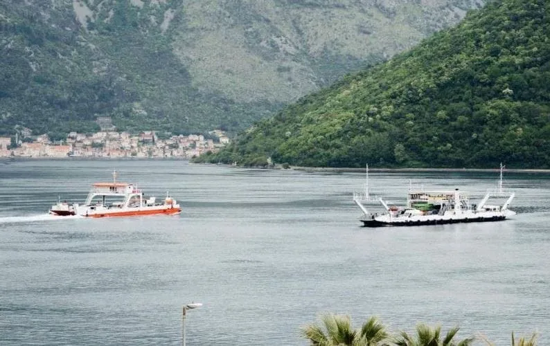 Nema gužve na trajektnom prelazu: Više autobusa i kampera, manje malih vozila