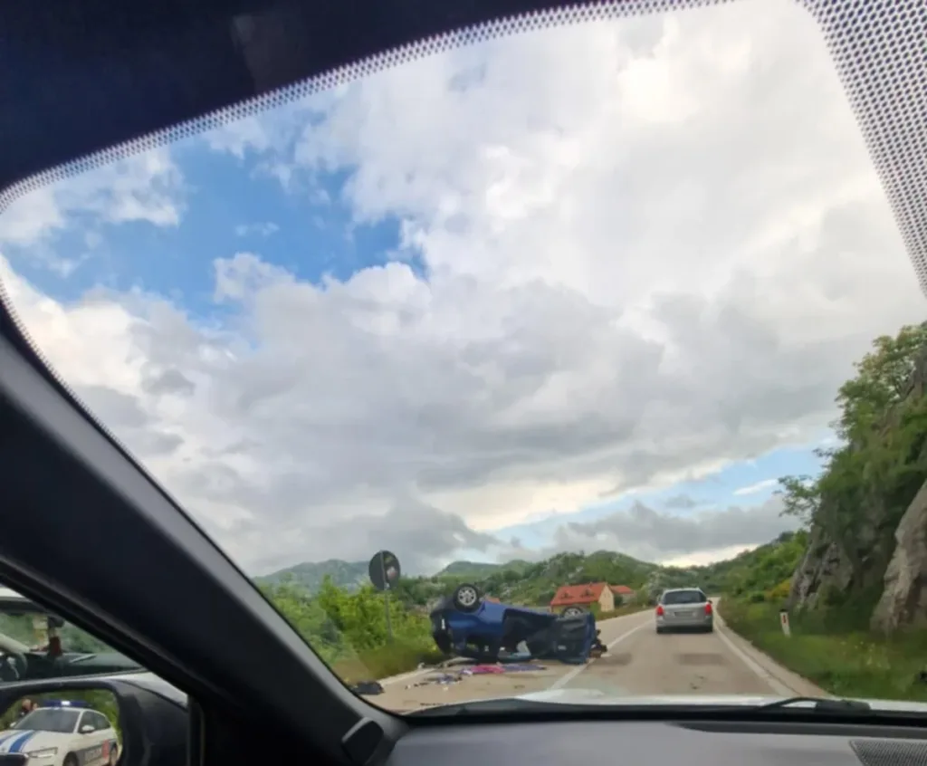 Na putu između Dragalja i Grahova automobil završio na krovu