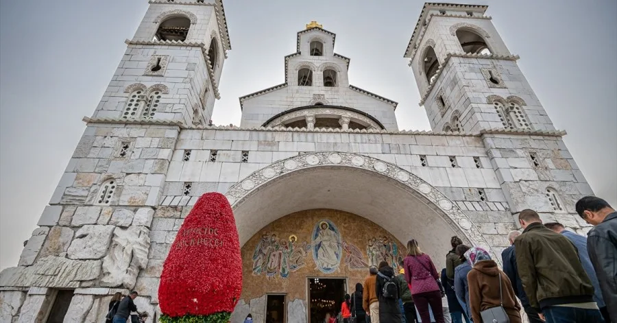 Mitropolit Joanikije služi vaskršnju liturgiju u podgoričkom Hramu