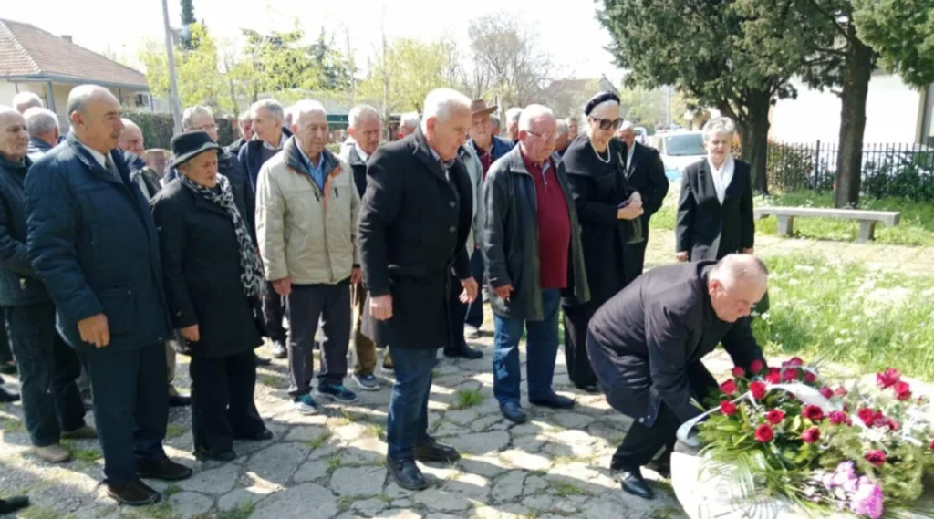 Položeni vijenci na spomenik strijeljanima na Vrelima Ribničkim