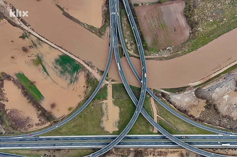 Rijeka Bosna se izlila u sarajevskom polju, pogledajte kako izgleda područje oko autoputa