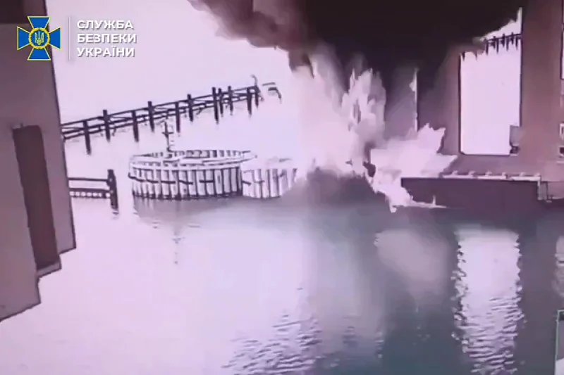 Tajna operacija: Ukrajinci podvodnim dronom oštetili Krimski most pored snažne ruske odbrane