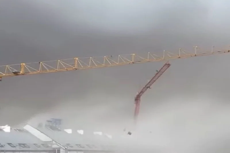 Beograd: Razoran vjetar oborio kran, srušio se na automobile