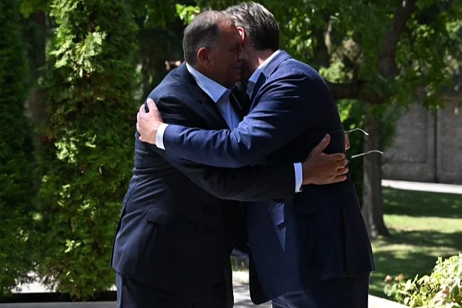 Vučić dočekao Dodika uz zagrljaj, najavili obilježavanje 30 godina od stradanja srpskog naroda u “Oluji”