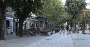 (VIDEO) Ugostitelji će morati da pomjere bašte lokala najmanje dva metra od stambene zgrade, od avgusta sankcije