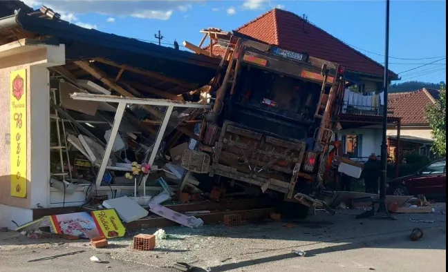 Bijelo Polje: Kamion Kolmunalnog uletio u cvjećaru, povrijeđeno više osoba