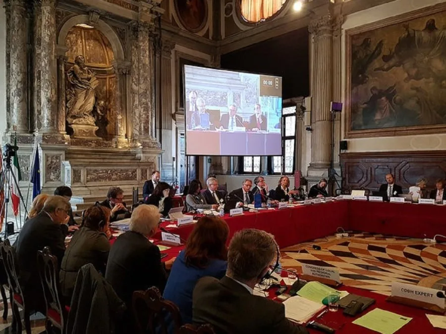 VK usvojila mišljenje: Utvrditi starosnu granicu za penzionisanje sudija Ustavnog suda