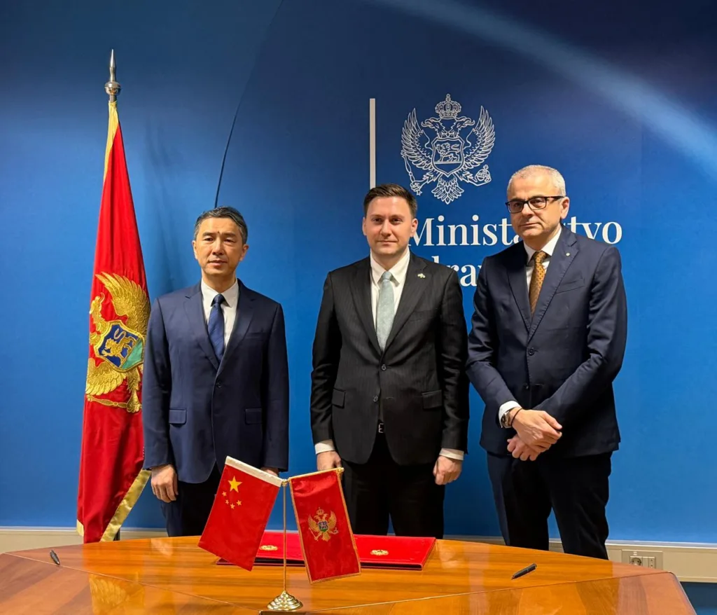 Ambasada NR Kine donirala defibrilatore Zavodu za hitnu pomoć