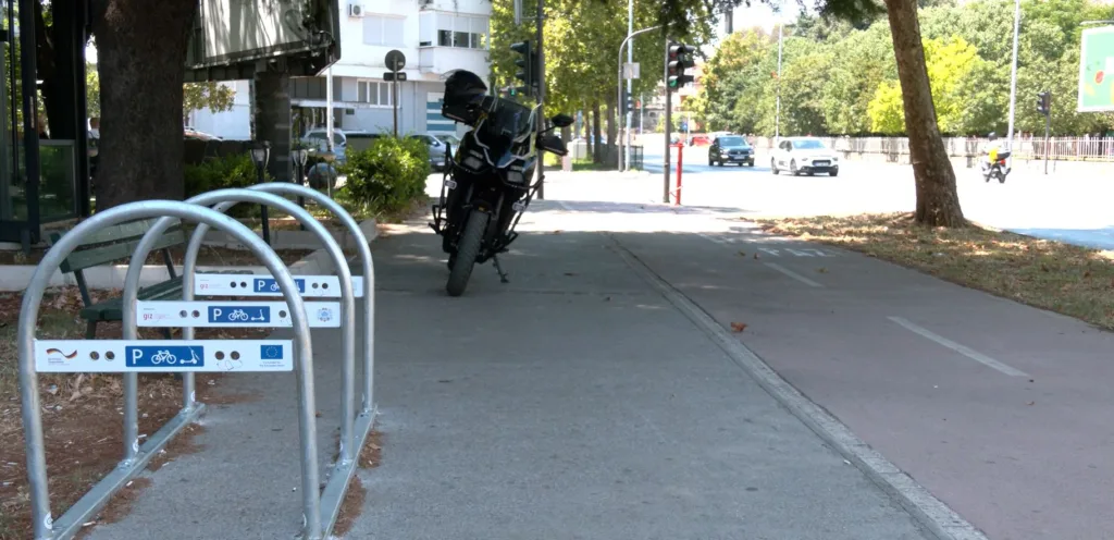 Podgorica dobila nova parkirališta za bicikla i trotinete na šest lokacija