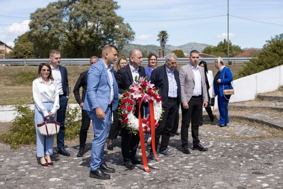 Knežević i Asanović položili vijence na spomen-kompleks u Anovima