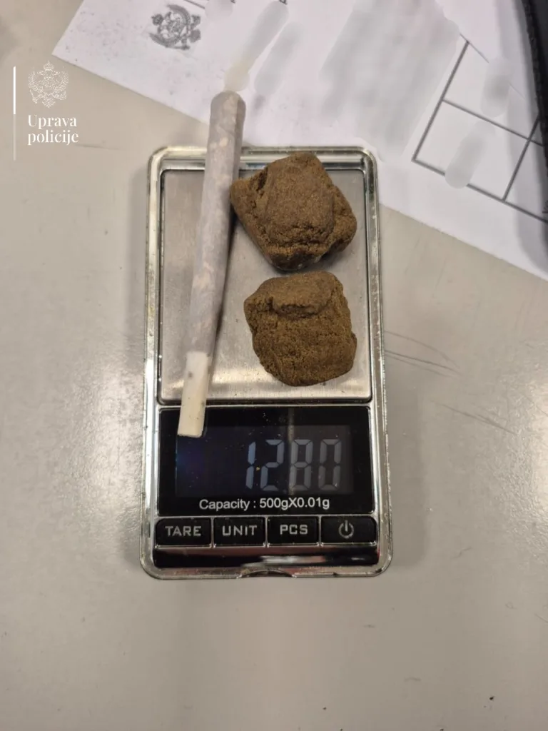 Uhapšene dvije osobe, pronađen novac, tekstilna roba, opojna droga