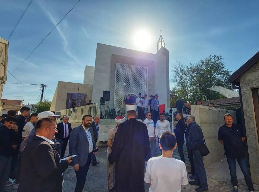 Muslimani slave Ramazanski bajram – prvog dana okuplja se porodica