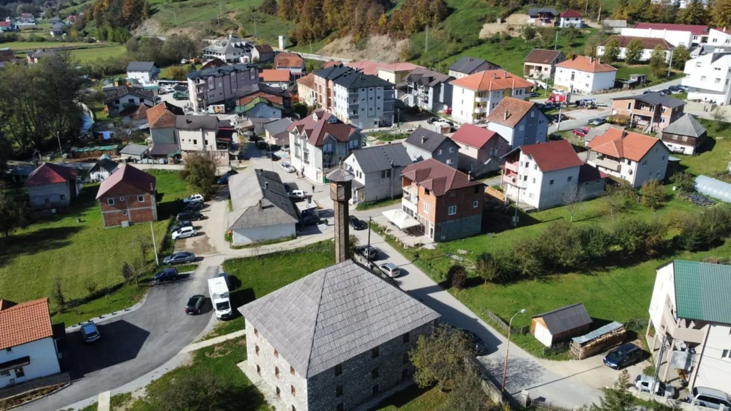 Petnjica: Tri osobe zadržane zbog prinude nad maloljetnicima, vezali ih kanapom, udarali, prijetili…