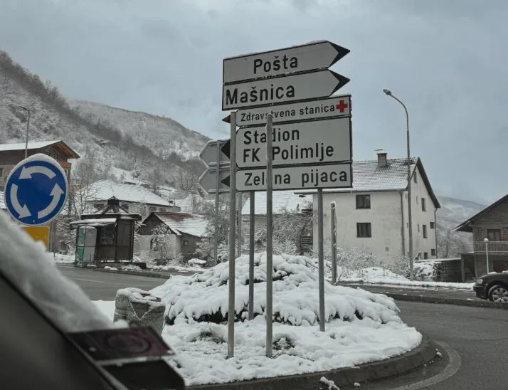 Uklonjen sporni znak u Plavu koji je pokazivao da je Peć u Srbiji