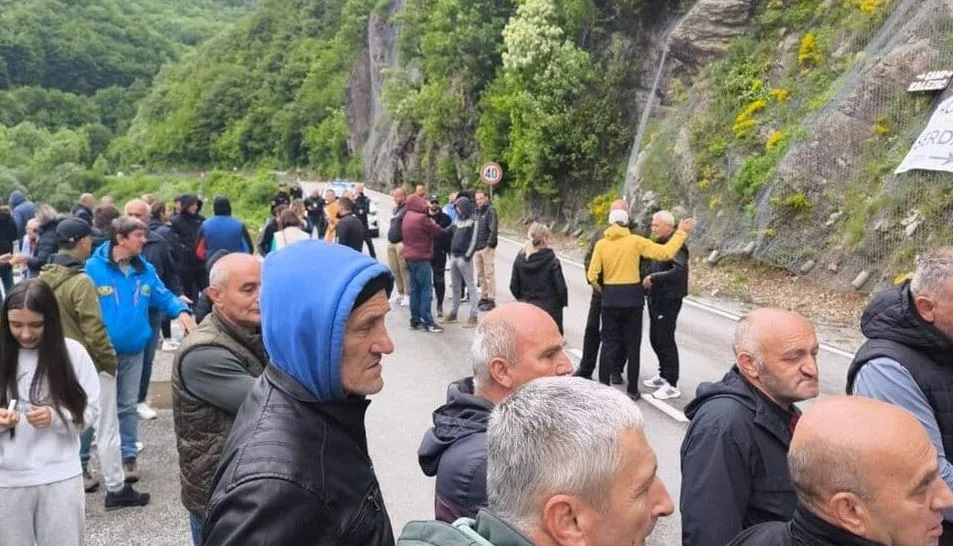 Mještani tri opštine blokirali saobraćaj na putu Mojkovac – Kolašin, traže pravo raspolaganja đedovinom