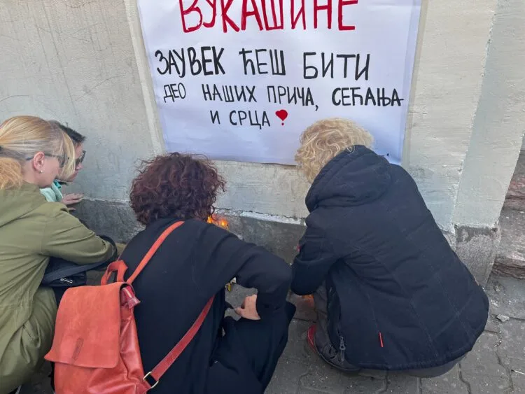 Ispred škole u Novom Sadu građani i đaci odaju poštu preminulom mladiću, 16 žrtvi nesreće