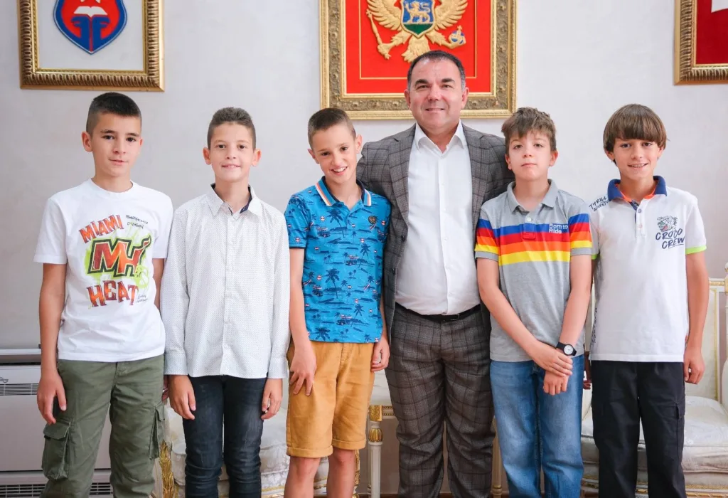 Đurašković nagradio dječake koji su pronašli i vratili izgubljeni novac