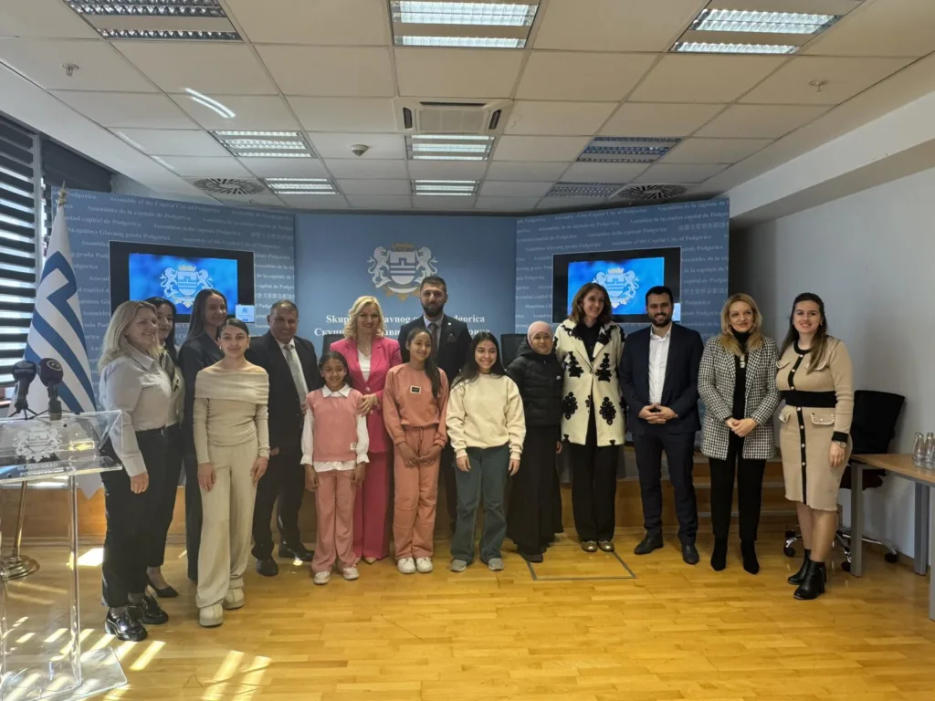 Borovinić Bojović: Romi se suočavaju sa brojnim preprekama, najbolji učenici nagrađeni tabletima