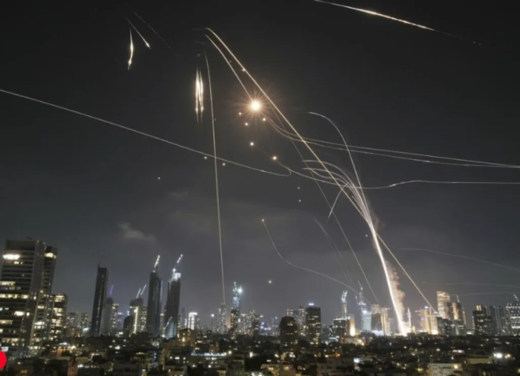 U iranskom napadu na Tel Aviv oštećena i američka ambasada