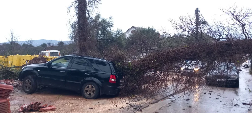 (FOTO) Tivat: Jak južni vjetar u Mrčevcu oštetio krovove i vozila