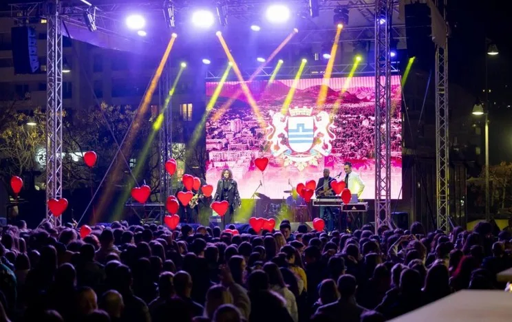 Mnogobrojna podgorička publika uživala u energičnom koncertu grupe Zana