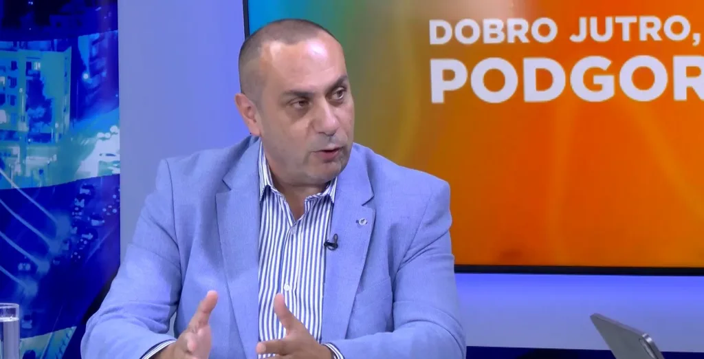 Kovačević: Uklonjeno više nelegalnih terasa lokala, šteta po Glavni grad mjeri se milionskim iznosima