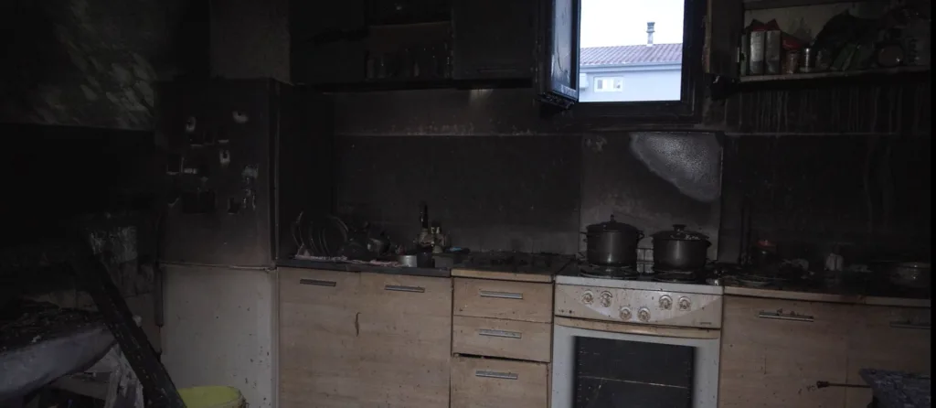 (VIDEO) Vatrogasci brzo reagovali u Zagoriču:  Djevojčica izvukla i spasila sestru, porodici Mladenović sve izgorjelo u požaru