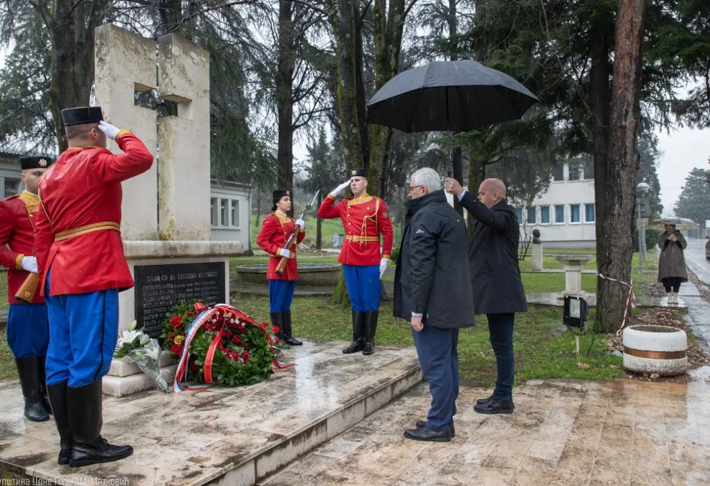 Mandić položio vijence u kasarnama u Danilovgradu i Podgorici