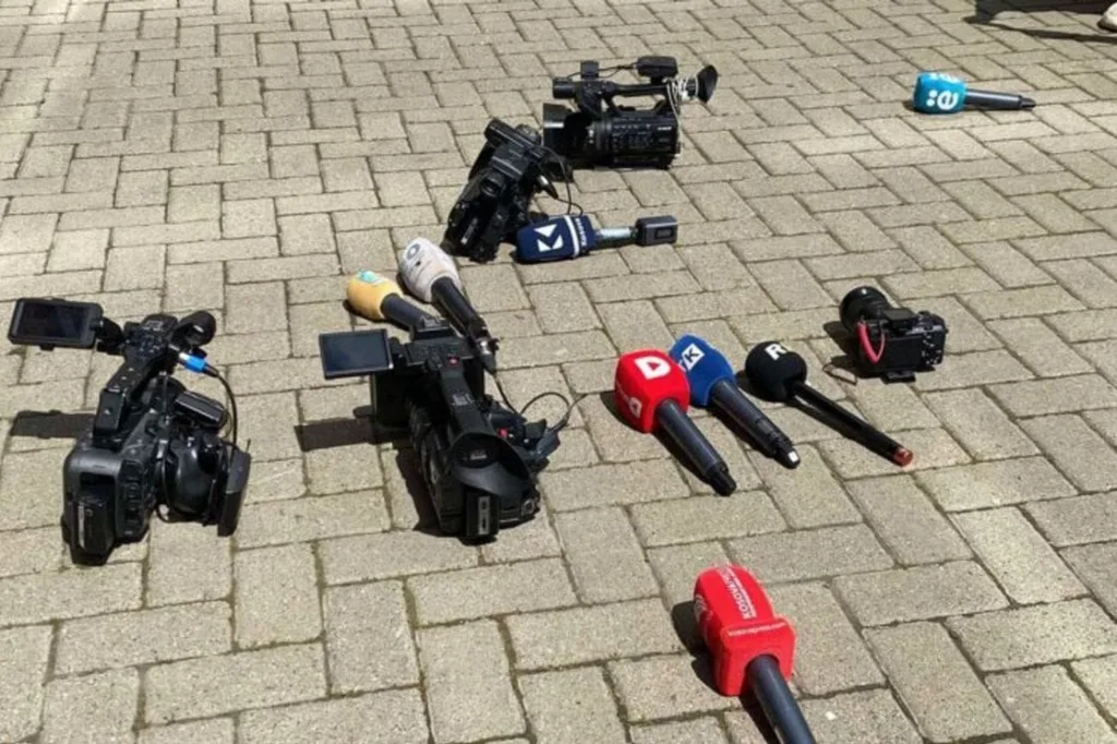 Novinari bojkotovali Kurtija: Mikrofone i kamere spustili na tlo