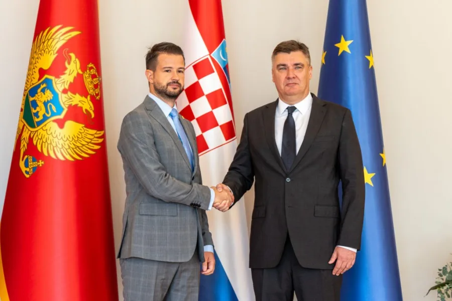 Milatović poklanja Milanoviću kopiju Njegoševog pisma banu Jelačiću