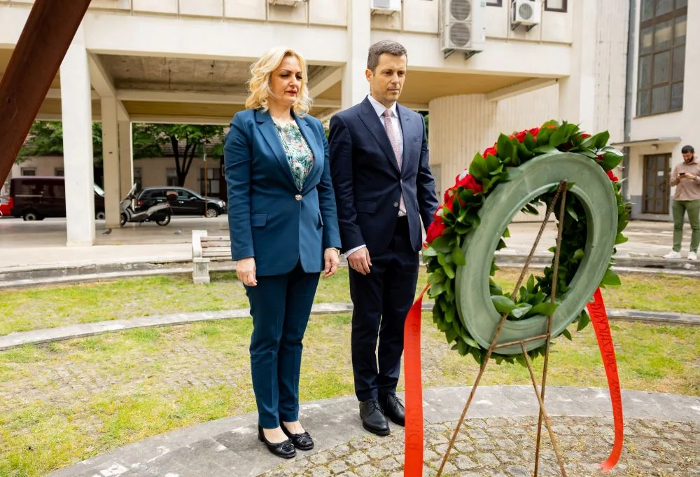 Mujović i Borovinić-Bojović položili vijenac na spomeniku žrtvama savezničkog bombardovanja