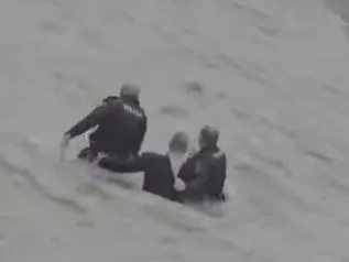 (Video) Drama u Tuzili: Poslanik skočio u rijeku da bi spasio policajce i civile