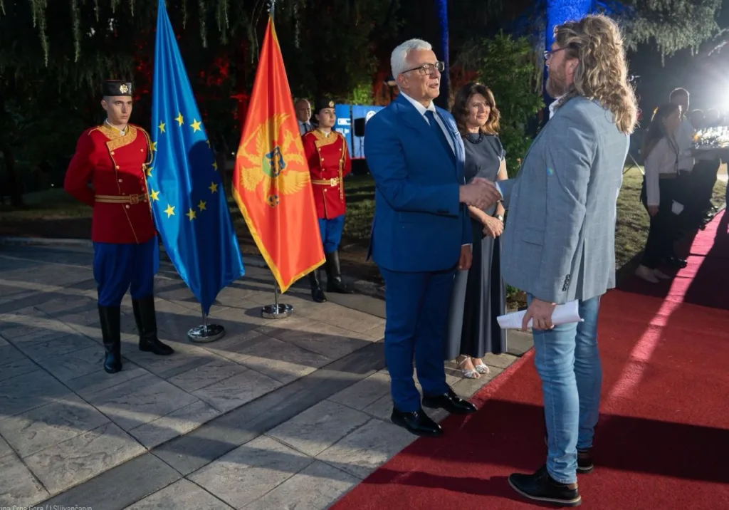 Popović: Predsjednik Žirija za dodjelu Trinaestojulske nagrade Nikola Rakočević nije poslanik DPS-a već PES-a