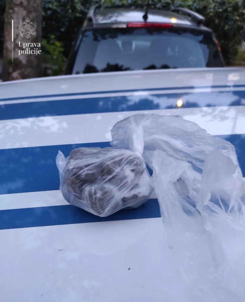 Pretresi u Tivtu i Kotoru: Nađena droga, uhapšen državljanin Srbije, podnijete prijave protiv dvije osobe