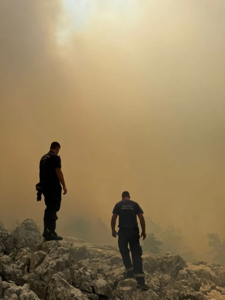 Požar iznad Njeguša još uvijek aktivan