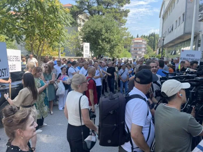 Protest prosvjetnih radnika; Božović: Obračun zarada nije u skladu sa GKU