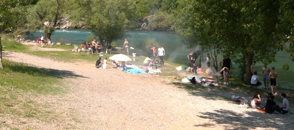 Podgoričani danas uživali na plaži u Rogamima: Druženje uz roštilj, igru i pjesmu do večernjih sati