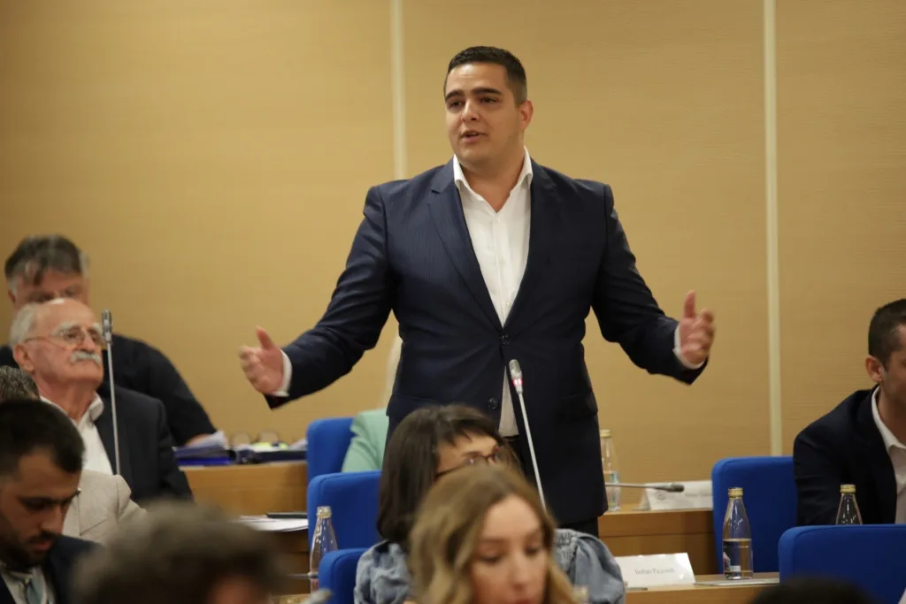 Radević: Za vrijeme vlasti Ivana Vukovića Gradska TV služila da blati SPC i Vladike