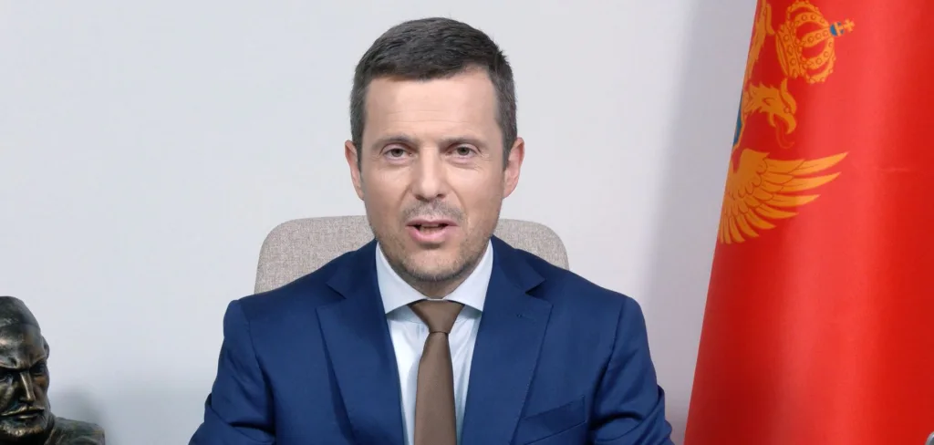 Mujović: Glavni grad opredijelio 200 hiljada eura za nabavku novih autobuskih stajališta