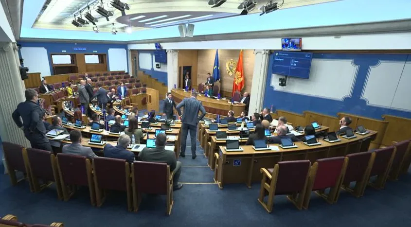 Verbalni incident u Skupštini između Abazovića i Čarapića