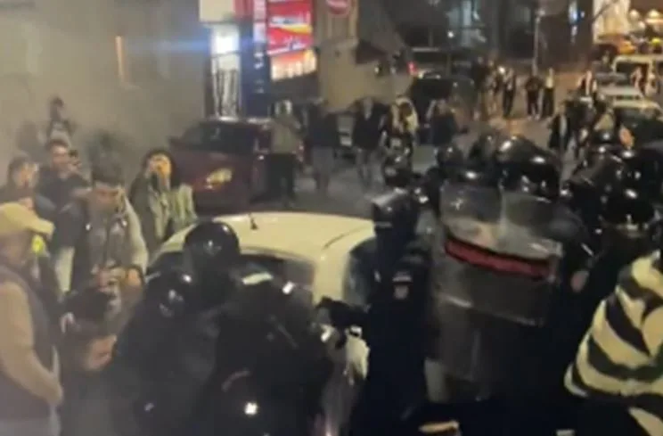 Studenti blokirali zgradu RTS-a: U sukobu sa policijom povrijeđen policajac – udario ga uniformisani kolega