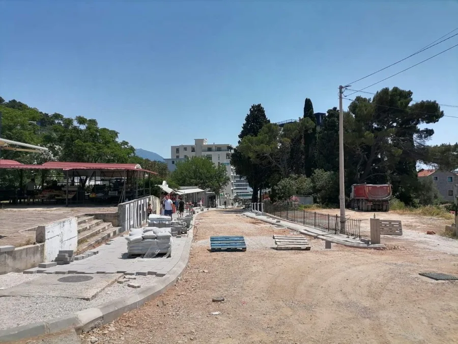 Sutomore: Šut i cigle dočekuju turiste – sezona počela, a ulica nije završena