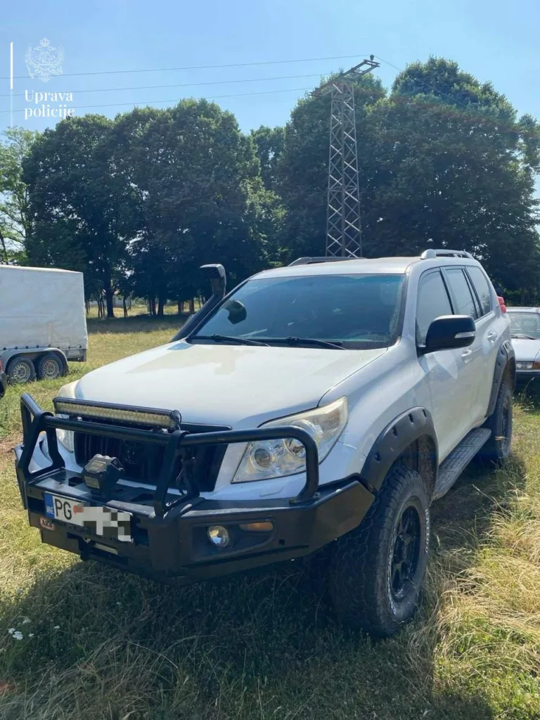 Policija pretresla više objekata, oduzeti oružje, municija, cigarete i oprema; zaplijenjeno vozilo od lica bliskog OKG