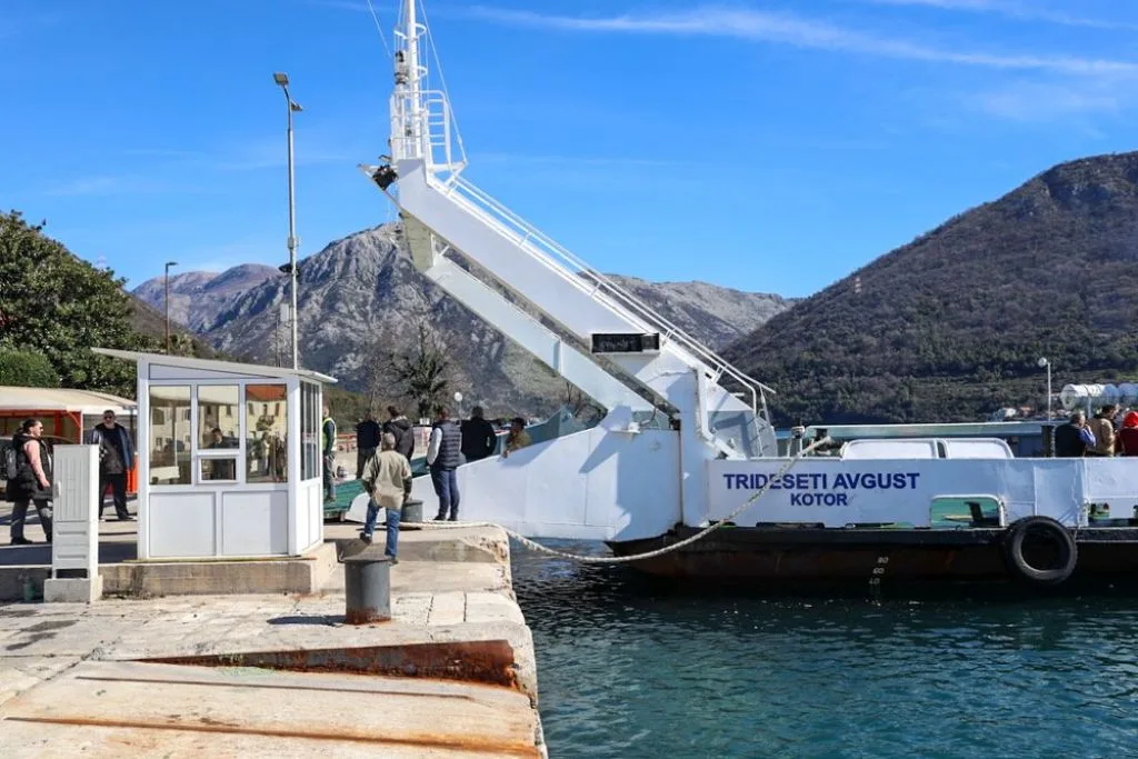 Trajekt “Trideseti avgust” ostao bez pogona kod Hvara, bojazan da će se nasukati na obalu