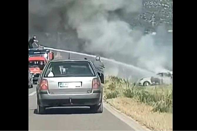 Teška nesreća u Trebinju: Tri osobe poginule u sudaru, vatrogasci gasili požar na vozilu