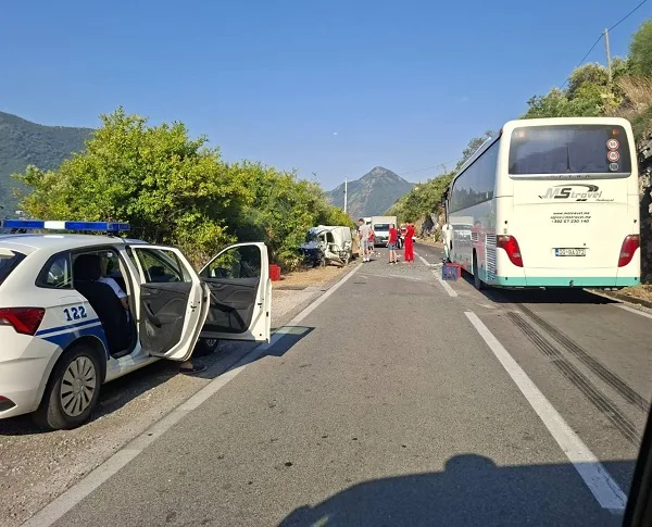 Kotor: U sudaru pikapa i autobusa povrijeđena jedna osoba