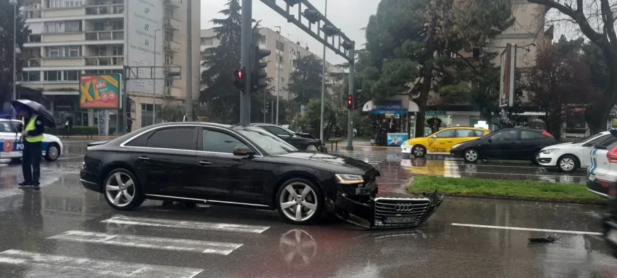 (VIDEO) Policija ispituje da li se vozač Ane Đukanović namjerno zaletio u vozilo iz pratnje premijera