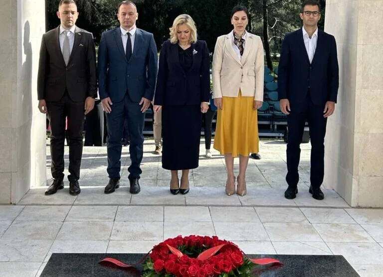 Delegacija Skupštine Glavnog grada položila vijenac na Spomenik Partizanu borcu