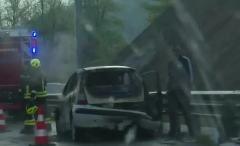 Zapalilo se vozilo na auto-putu, nema povrijeđenih